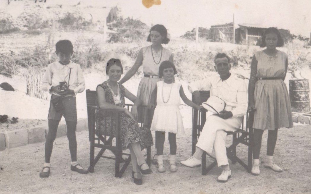 <b>La famiglia Calzolari a Mogadiscio.</b>
<br>Da poco trasferita a Mogadiscio, la famiglia Calzolari è ritratta nel giardino di casa nel corso del 1930.
<br>Fonte: archivio privato Monica Calzolari (per gentile concessione).